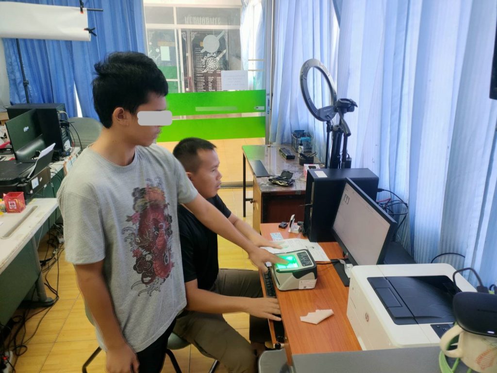 พิมพ์มือผู้ต้องหา เพื่อบันทึกในระบบฐานข้อมูลอาชญากรรม