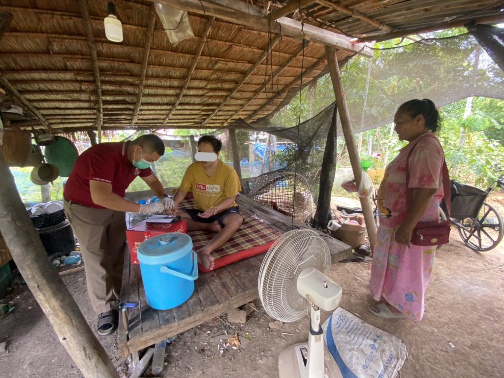 ส.ต.อ.ภัทรพล ศรีสุธรรม ผบ.หมู่ (ป.) สภ.ภูเขียว ปฏิบัติหน้าที่พิมพ์มือผู้ต้องหาในคดีอาญา อำนวยความสะดวกเนื่องจากผู้ต้องหามีอาการบาดเจ็บไม่สามารถมาพิมพ์มือที่สถานีตำรวจได้